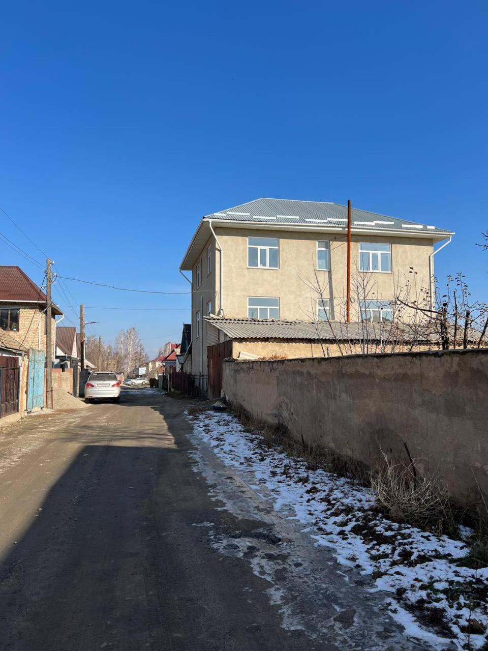 Emir Guest House In Каракол Экстерьер фото