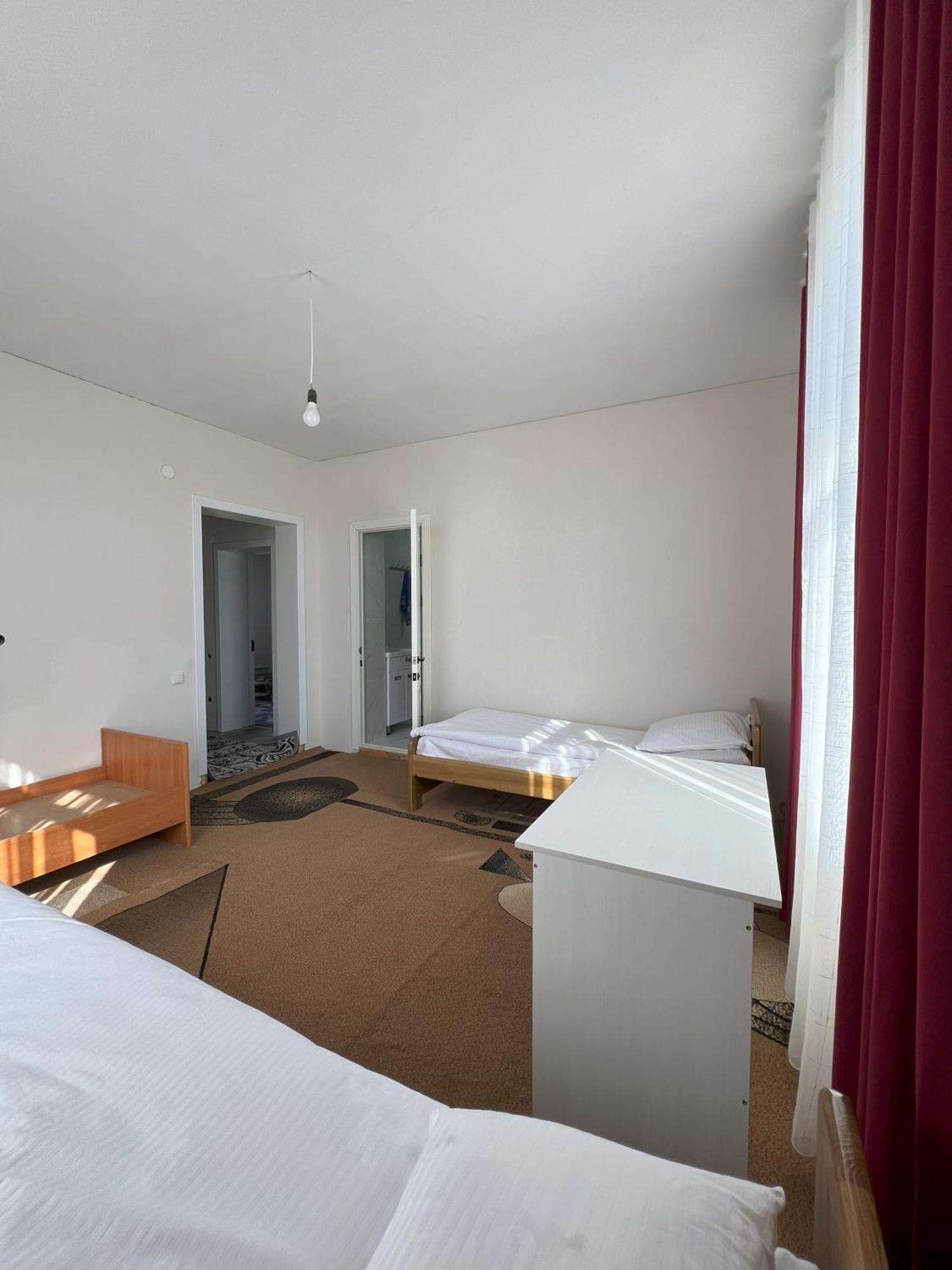 Emir Guest House In Каракол Экстерьер фото