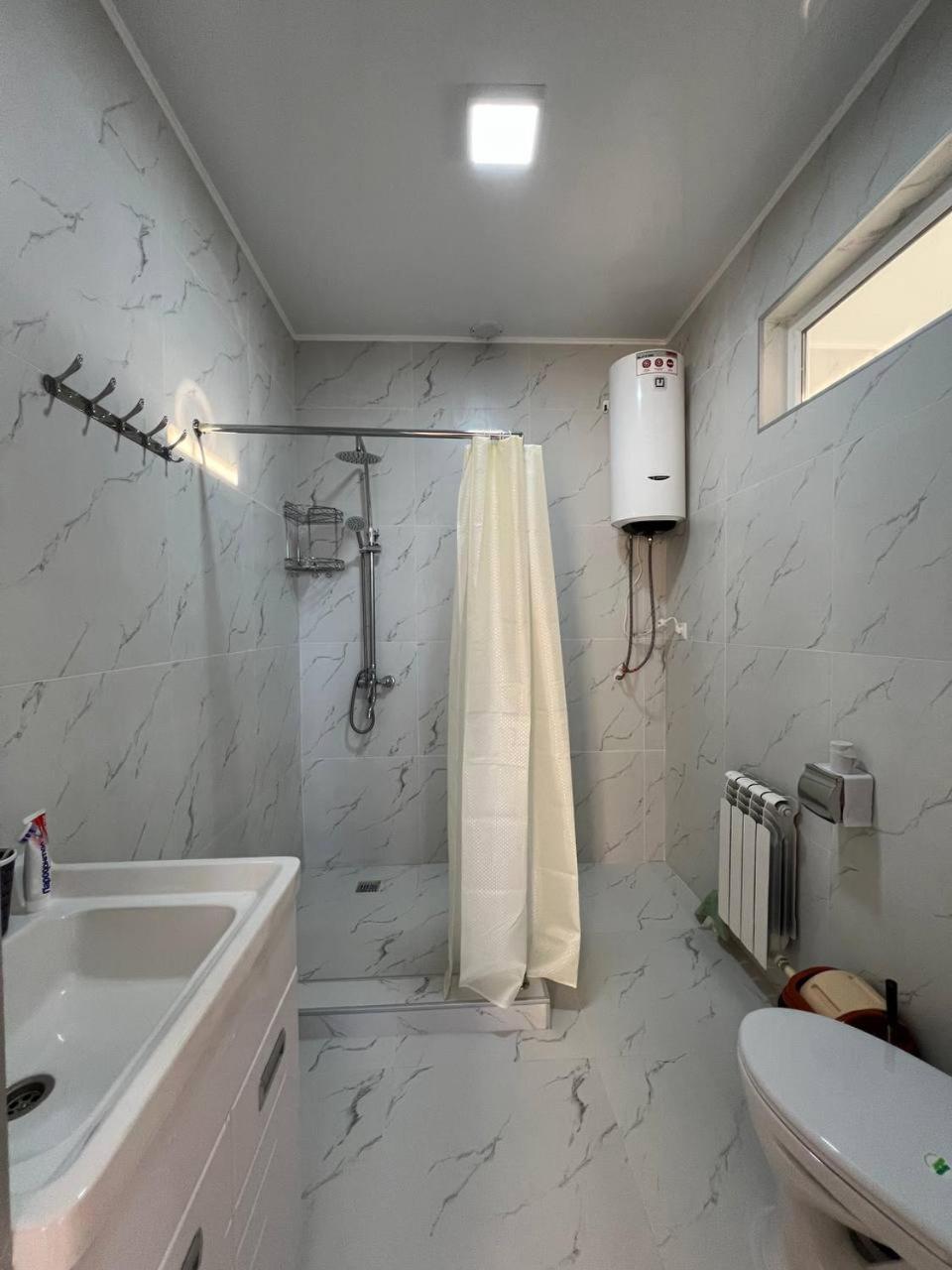 Emir Guest House In Каракол Экстерьер фото